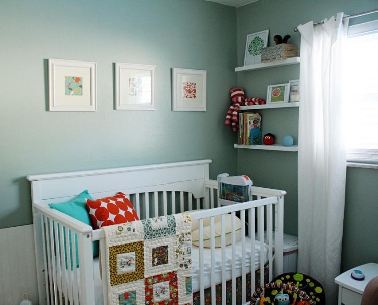 Babyrum-uppsättning-mint-grönt-vägg-färg-vit-möbel-väggmålningar