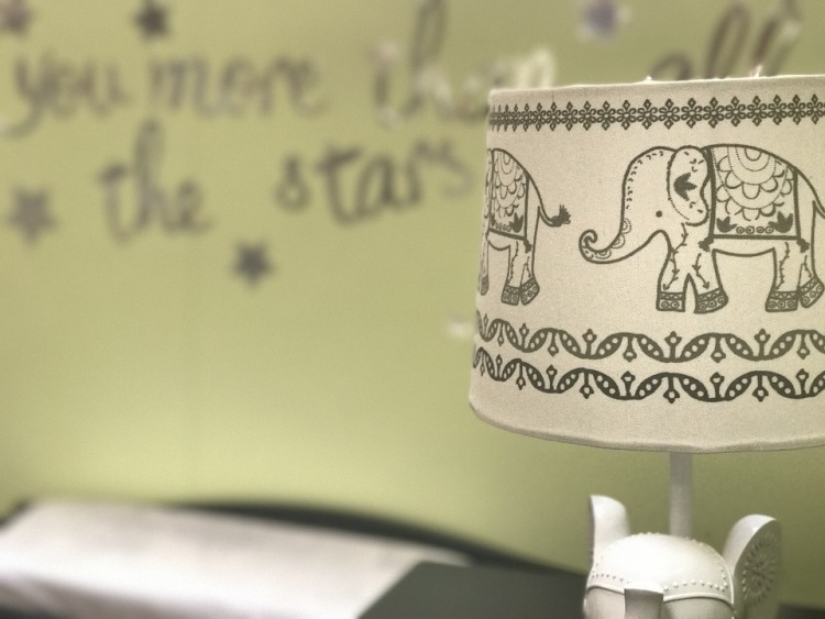 Barnrum-design-grön-vägg-säger-engelska-bordslampa-elefanter