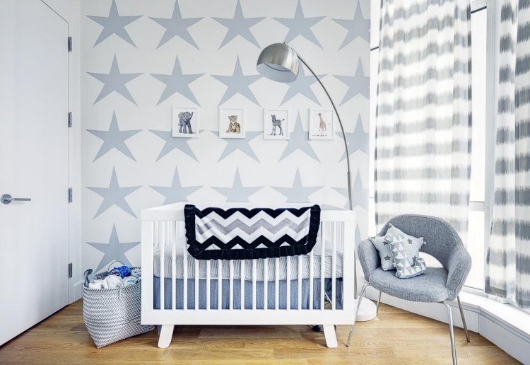 Babyrum-uppsättning-pojke-vit-blå-stjärnor-vägg-design-skandinavisk