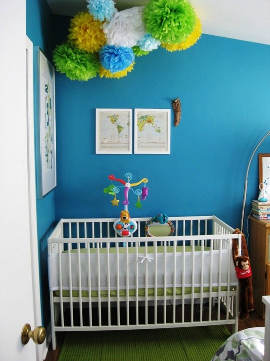 design babyrums pompoms blå väggfärg vit babysäng
