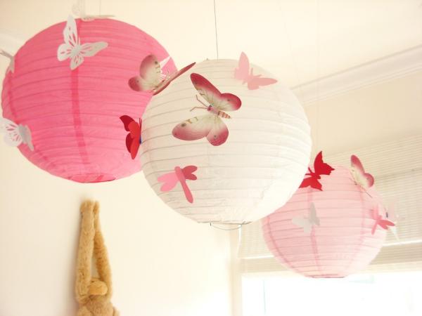 papperslyktor fjärilar öm rosa barnrum deco