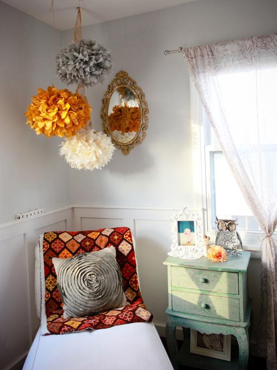 baby rum dekor idéer shabby chic sängen pompoms