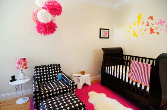 baby room decor ideas pompoms lila rosa fågelklistermärken