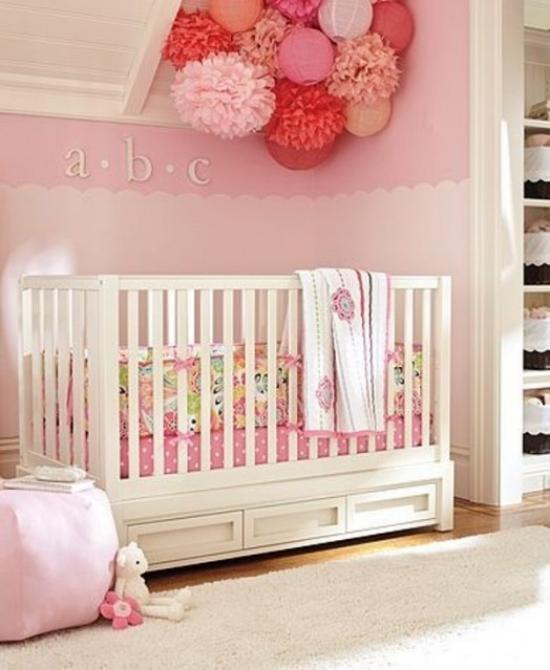 barnkammare dekor idéer rosa pomponger vit baby cripe