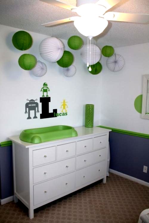 baby room pojke vit grönt papper lyktor över skötbord