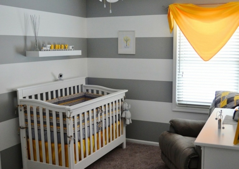 barnrum inrättat gråvit gul baby säng fåtölj ränder vägg design