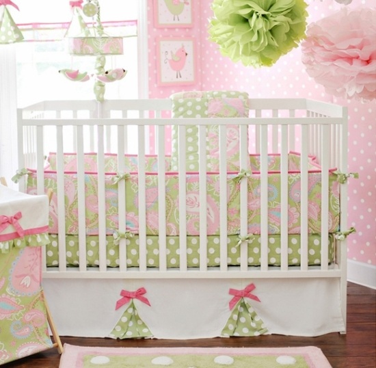 Textilier i babysäng-rosa väggtapeter-flickrum