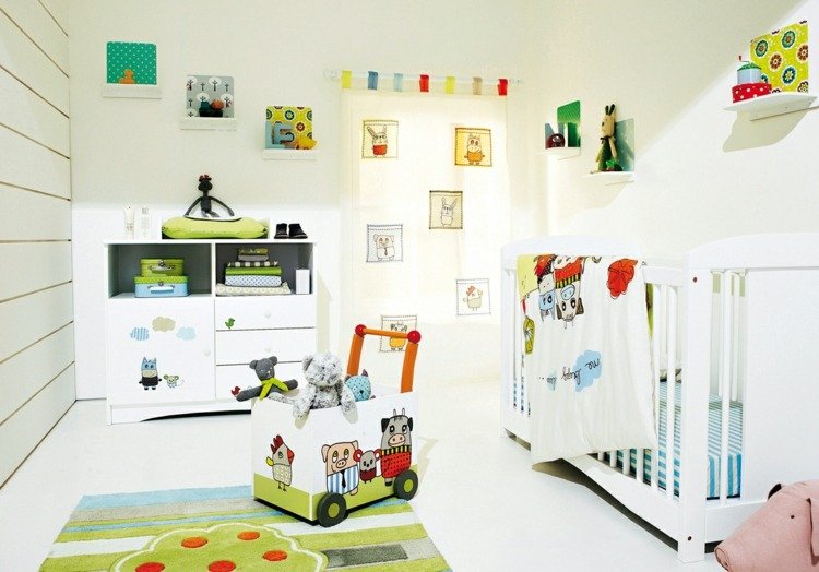 barnrum vita-möbler-gröna-accenter-leksaker-väggbeklädnad-trä