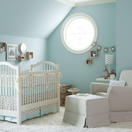 Blå väggar-babykorg runt fönster