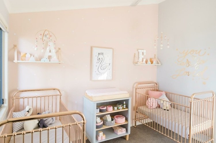 barnrum för tvillingar romantiskt möblerade-metall-sängar-guld-färg-skumrosa