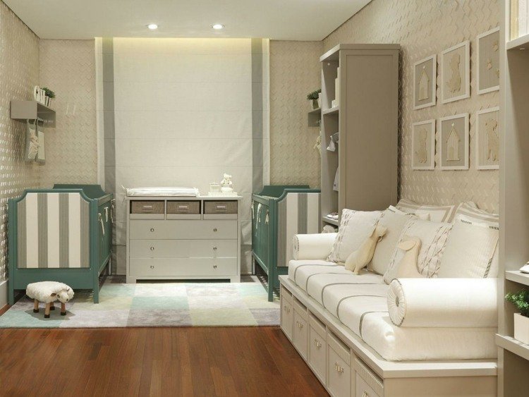 babyrum för tvillingar parkett-gröna-möbler-soffa-grädde-väggfärg-3d-paneler