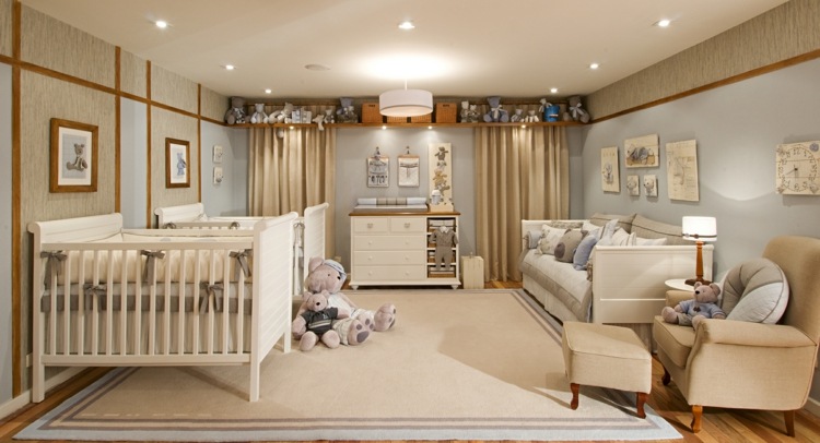 babyrum-tvillingar-stort-barnrum-vägg-design-blå-beige-fåtölj-soffa-gardiner