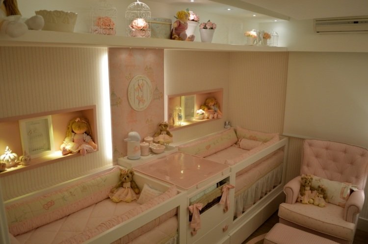 babyrum-tvillingar-original-idé-tak-hylla-rosa-möbler-fåtölj-tjej-inbyggda-i-hyllor