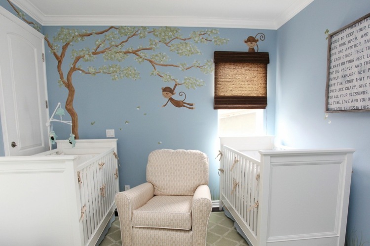 babyrum-tvillingar-litet-rum-vita-möbler-väggmålning-träd-blind
