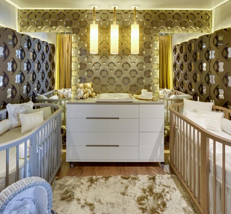 babyrum-tvillingar-ädla-väggpaneler-spegel-dekoration-matta-guld-effekter-minimalistisk-skötbord
