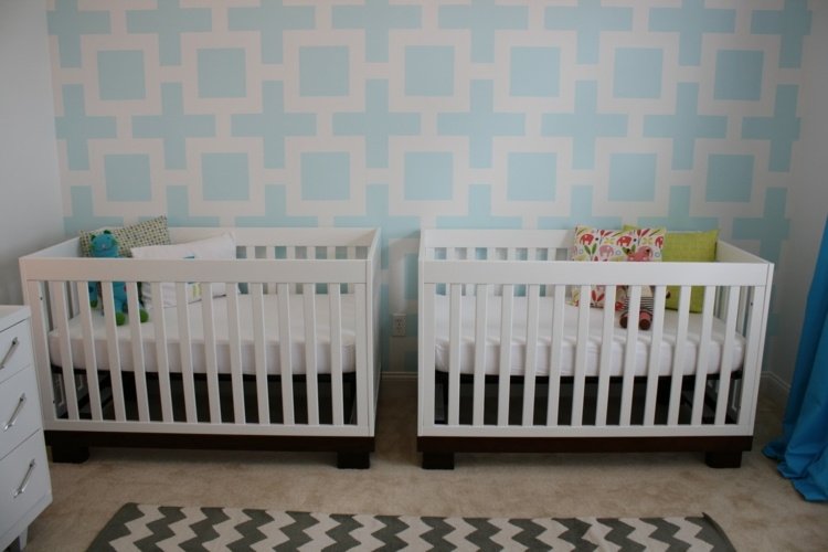 babyrum-tvillingar-vägg-mönster-vintage-ljus-blå-vit-matta-sicksack-mönster