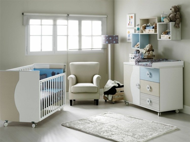 babyrum-design-möbler-skötbord-blå-beige-vit-fåtölj