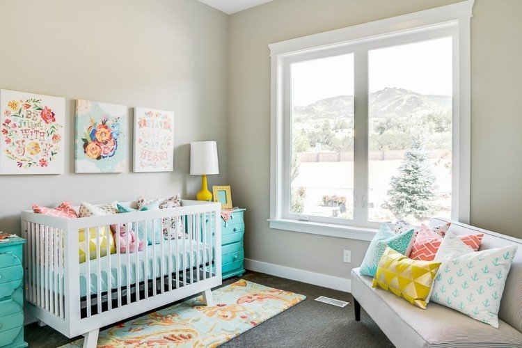 barnrum-design-könsneutral-ljus-grå-vägg-färg-strålande-färger-turkos-gul-rosa