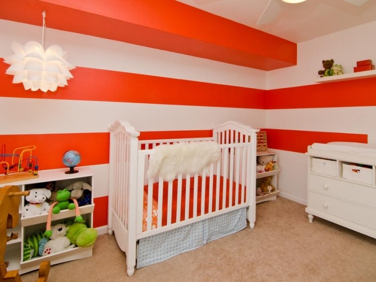 barnrum-könsneutral-röd-vit-horisontell-ränder-vägg-dekoration-beige-matta