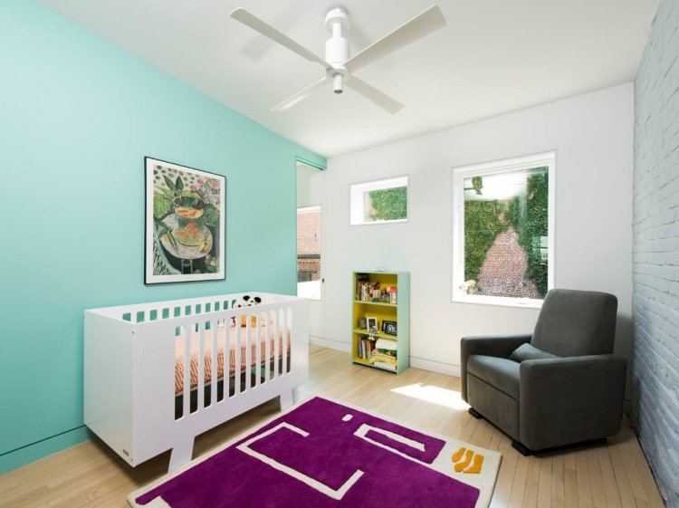 barnrum-könsneutral-turkos-väggfärg-vit-baby-säng-violett-matta