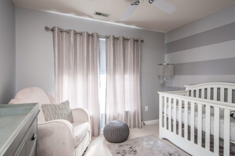 barnrum-könsneutral-grå-vägg-färg-satin-gardiner-vit-babysäng