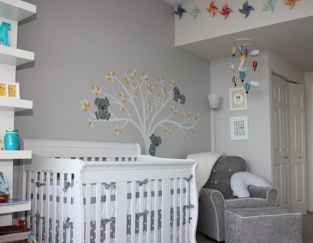 design barnrum neutral-grå-vägg-färg-träd-koala-baerchen