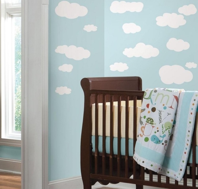 barnrum-design-neutral-pastell-blå-vit-moln-vägg-dekoration