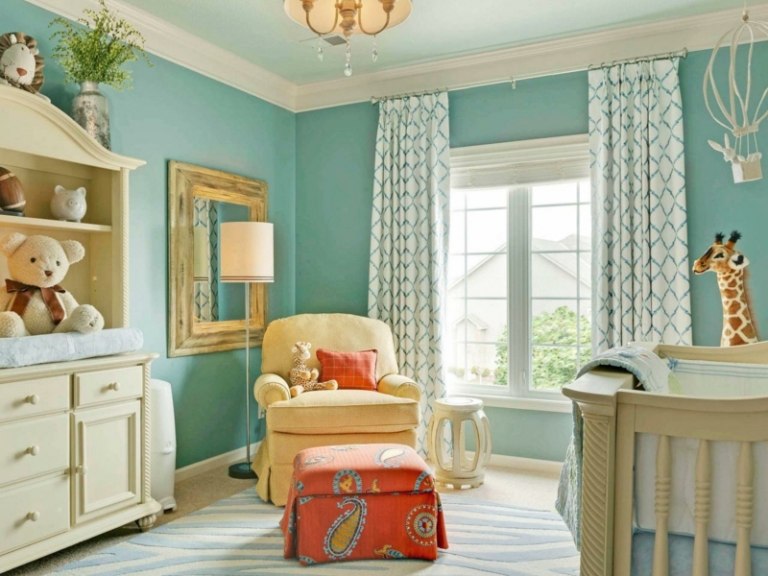 babyrumsdesign vintage stil ljusblå väggidé gardin byrå