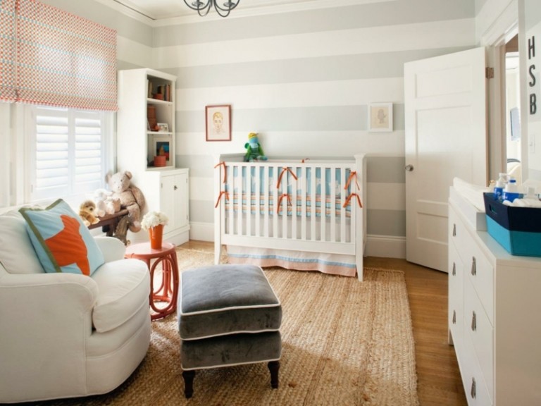 babyrumsdesign ränder vägg horisontella vita möbler