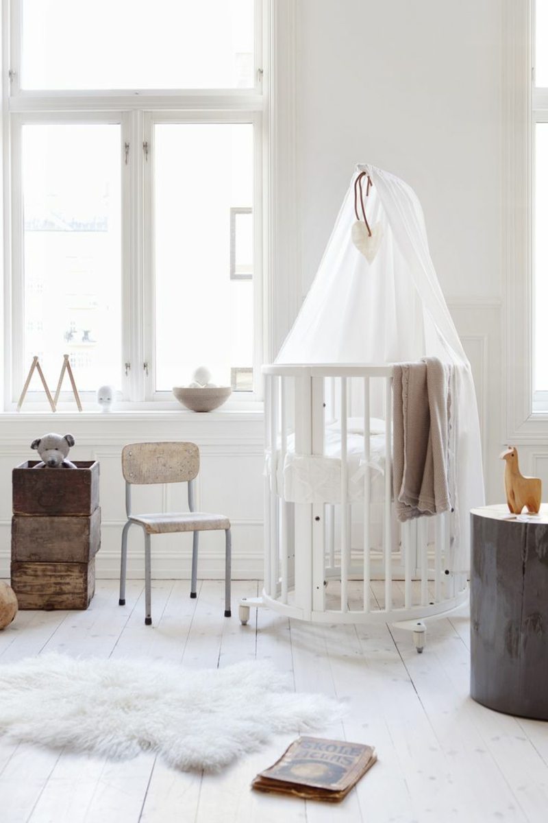 babyrums design i skandinavisk stil himmelssäng trä accenter päls