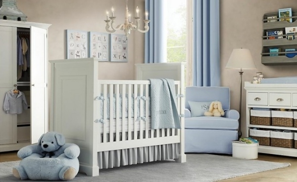 babyrum-design-vit-blå-pojkar-rum-plysch-leksaker