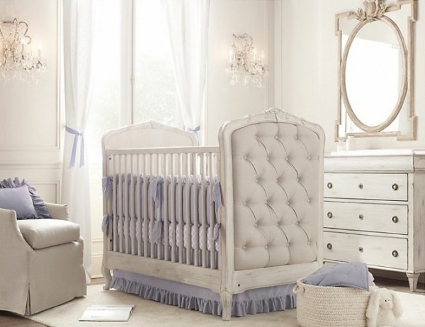 babyrum-design-quiltad-spjälsäng-vit-blå