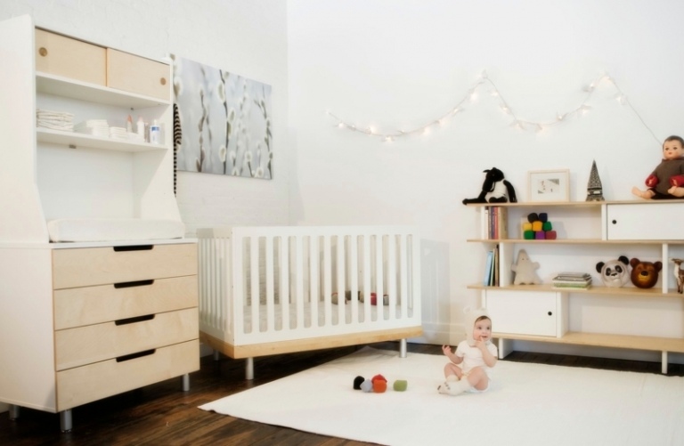 baby rum design ljusa trämöbler spjälsäng hylla parkett