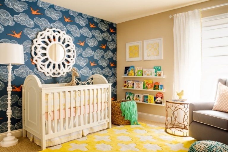 Babyrum i blå-tapeter-vita-säng-idéer