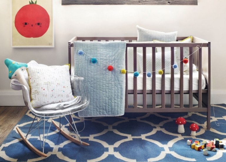Babyrum-blå-matta-skandinaviska-möblering-idéer