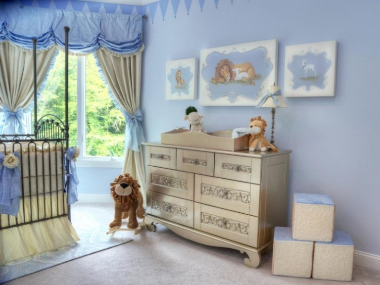 Babyrum-blå-beige-skötbord-traditionell-säng kapell