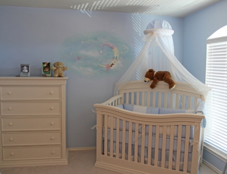 Babyrum-blå-säng-baldakin-väggmålning-måne