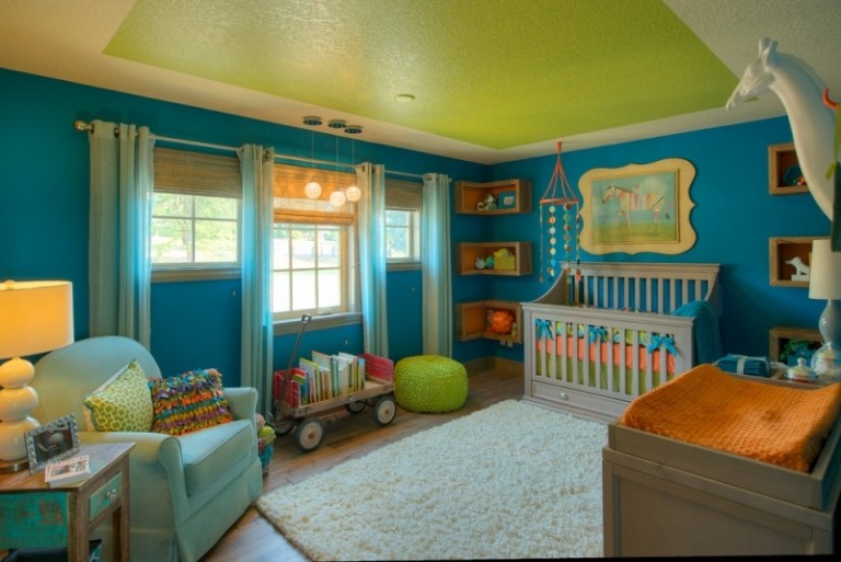 Babyrum-blå-grönt-tak-idéer-inredning-väggdesign