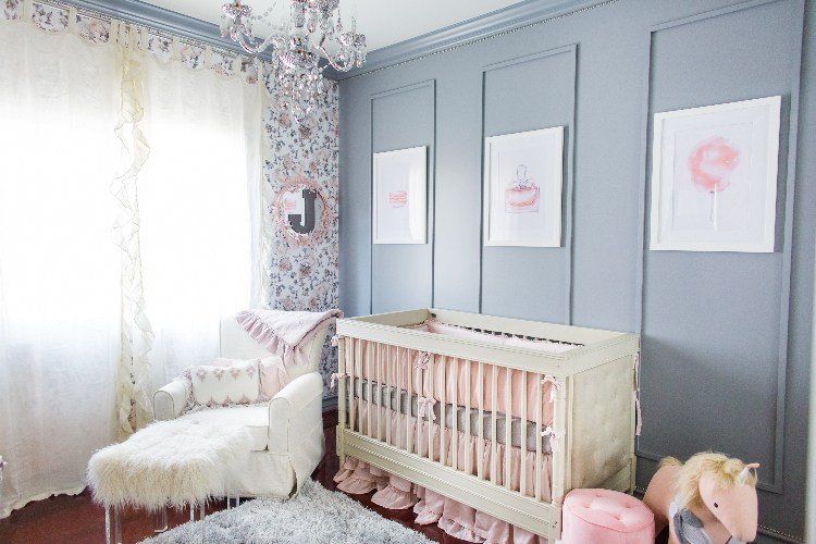 barnrum i grå och rosa väggpaneler väggkonstaffischer