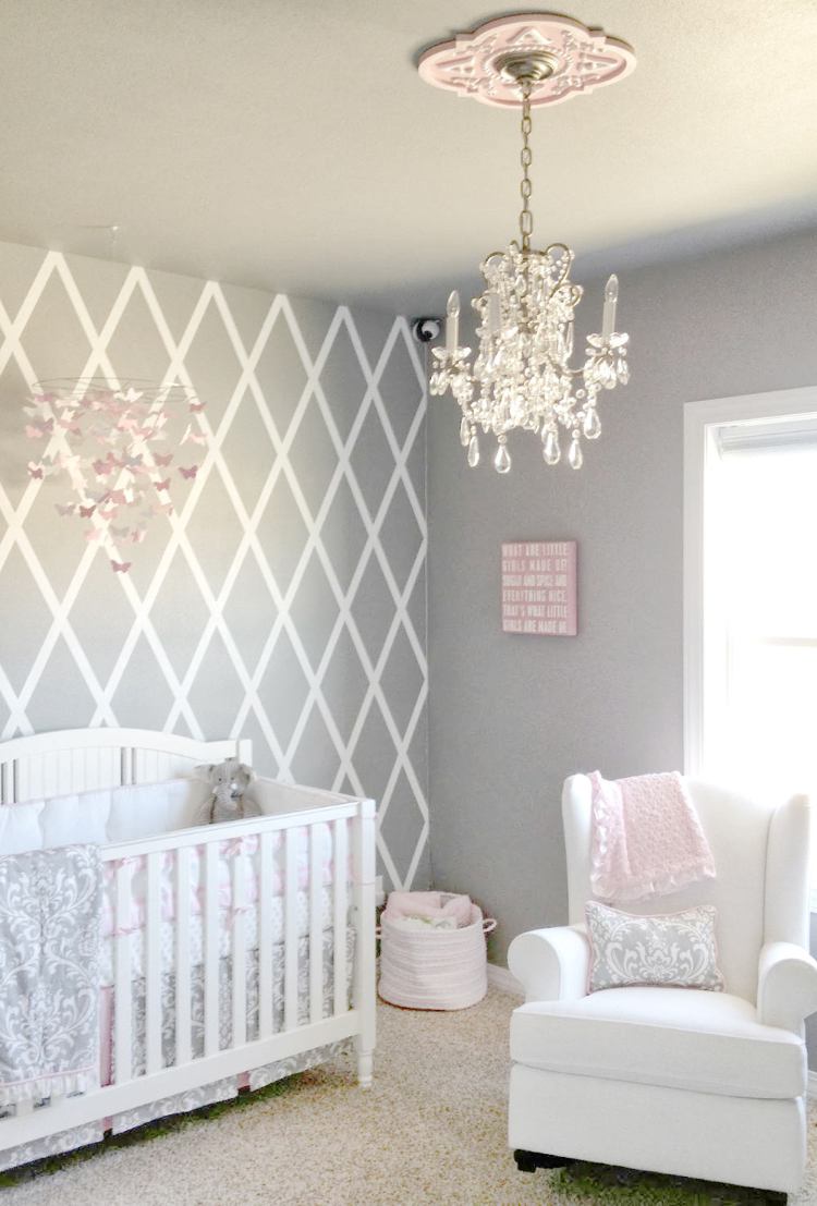 shabby chic baby room design grårosa vita geometriska mönstervägg