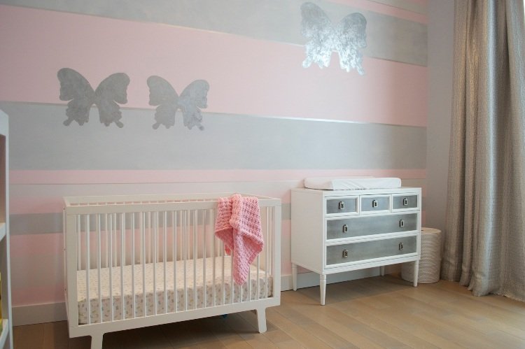 väggdesign baby rum grå rosa rand mönster fjärilar