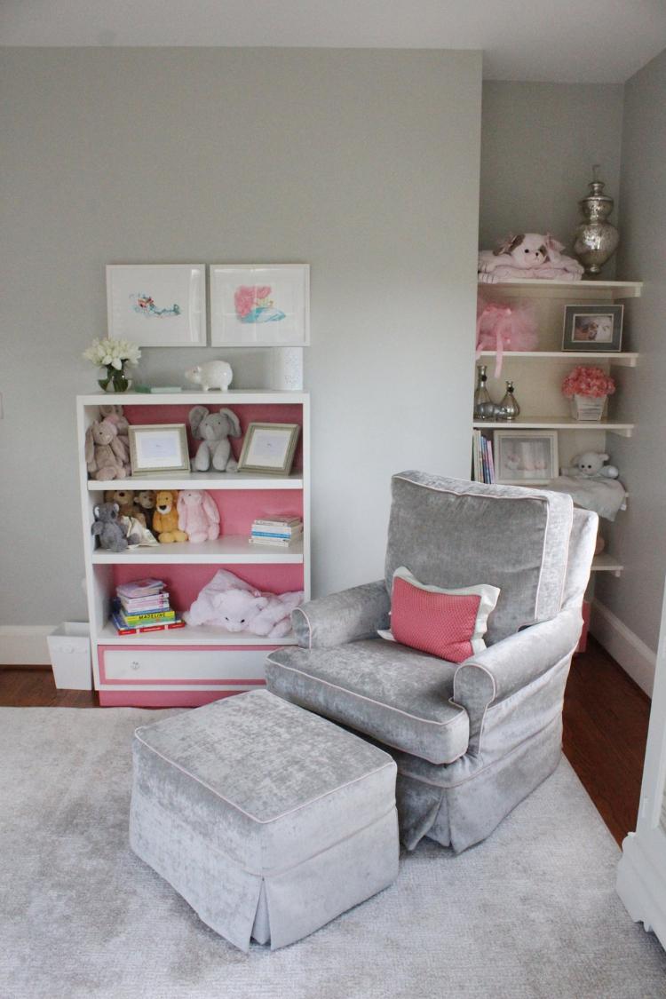 babyrum grå väggar möbler sammet fåtöljer rosa accenter