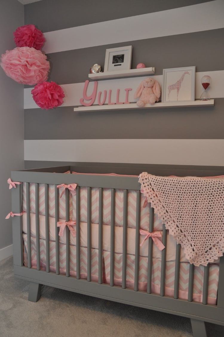 babyrum grå rosa väggränder vit pompongdekoration