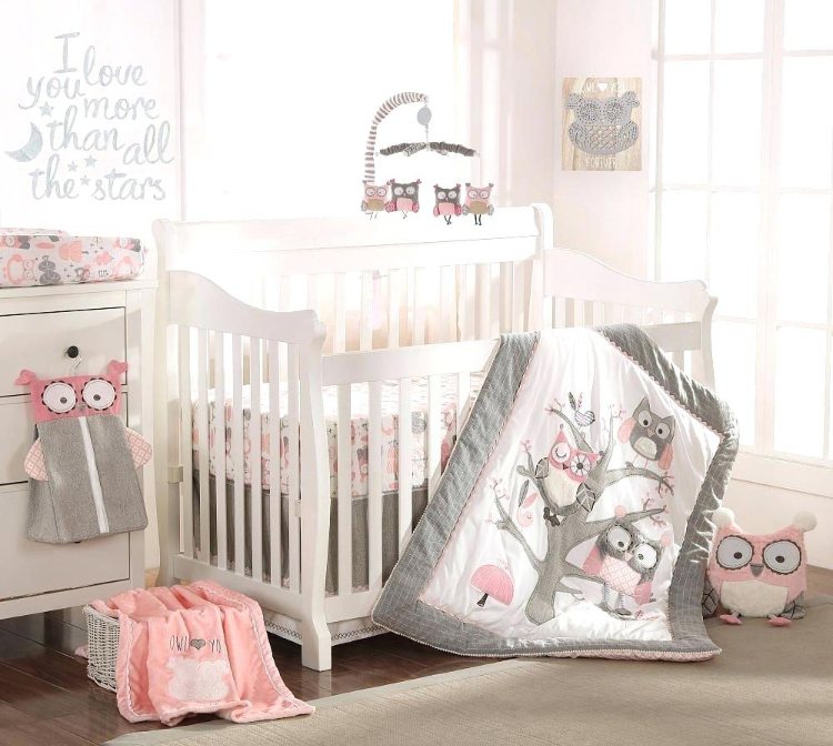 baby rum i grå och rosa dekoration ugglor sängkläder baby mobiler