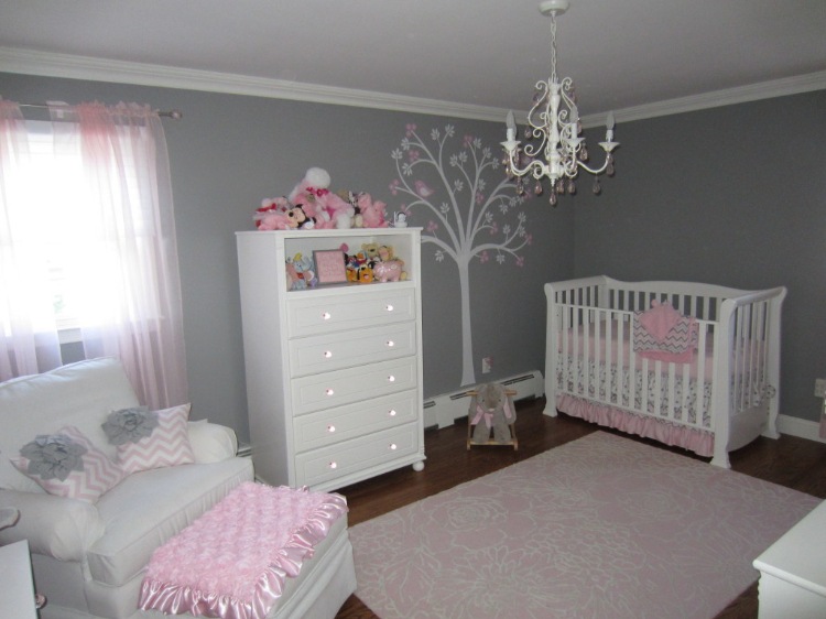 flickaktigt babyrum grå rosa idéer möblering dekoration