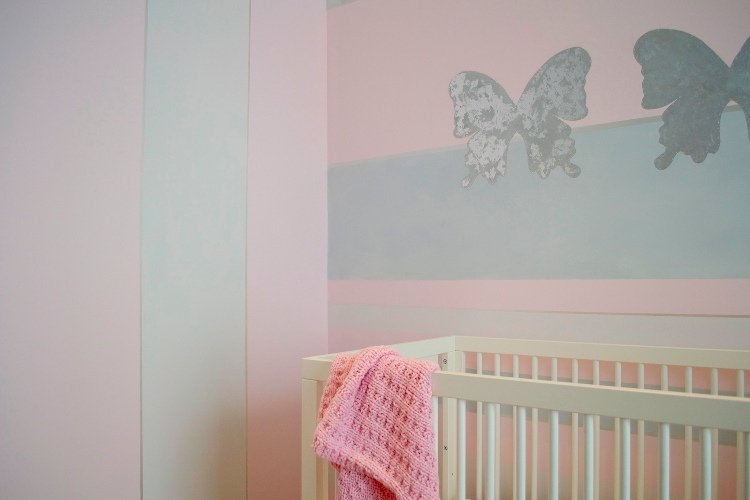 ränder vägg grå rosa baby rum design