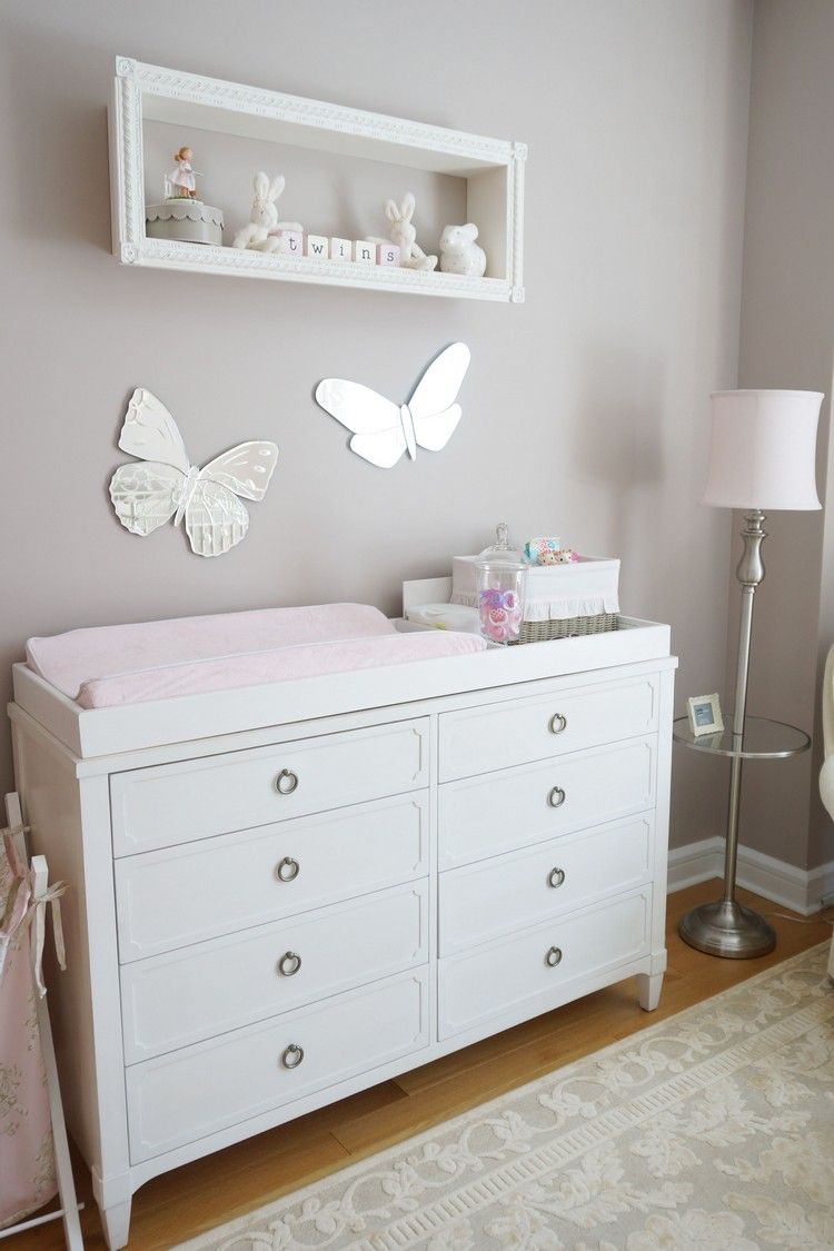 babyrum grå vit flicka grå vägg vita möbler fjärilar väggdekoration