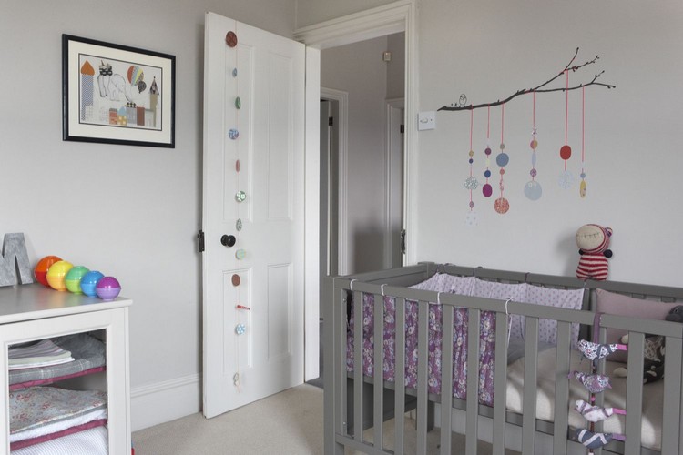 baby room design grå baby säng vit byrå väggklistermärken