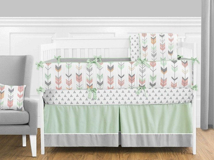 sängkläder vägg färg grå sittmöbler barnrum i mynta och grått