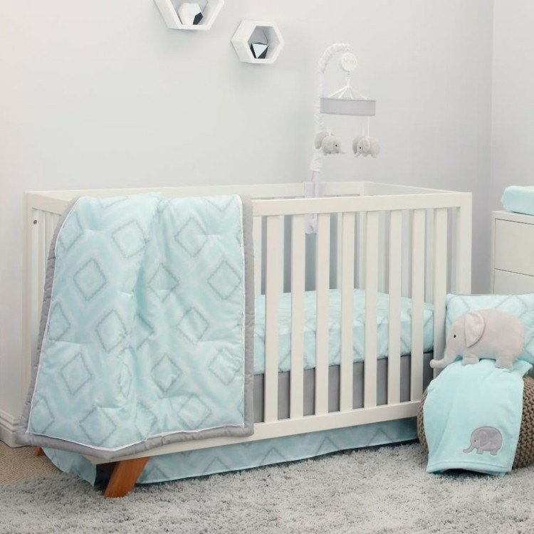 baby room design subtila färger mintgrå baby säng filt textilier